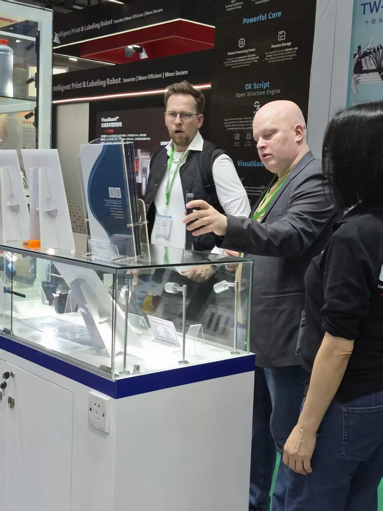 SINO-PACK-2026-Booth-Visitors-Viewing-Cartridge-Lineup-UniPlus